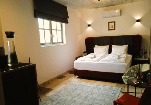 普若佛的住宿－Cittadella Suite，一间卧室设有一张床和一个窗口