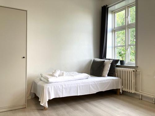 Een bed of bedden in een kamer bij Three Bedroom Apartment In Kolding, Udsigten 4,