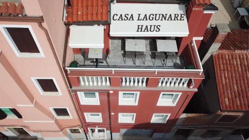 uma vista geral de um edifício com um sinal em Casa lagunare haus em Chioggia