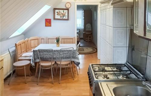 kuchnia i jadalnia ze stołem i kuchenką w obiekcie Awesome Apartment In Stezyca With Kitchenette w mieście Stężyca
