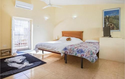 1 dormitorio con 1 cama y TV de pantalla plana en Stunning Home In El Masroig With House A Panoramic View, en Masroig