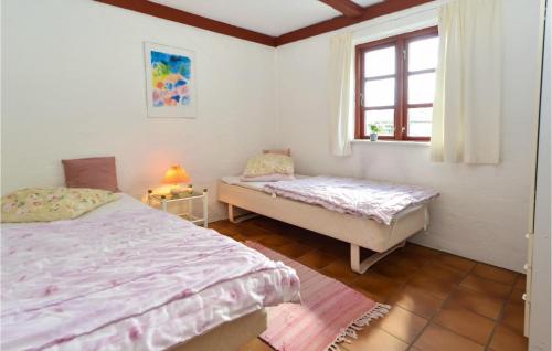 um quarto com 2 camas e uma janela em Birknsgrd em Brædstrup