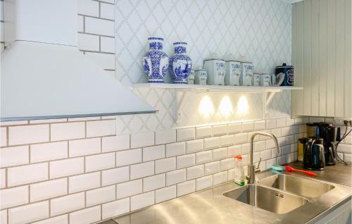 - une cuisine avec un évier et des vases bleus et blancs dans l'établissement Cozy Home In Edsbruk With Ethernet Internet, à Edsbruk