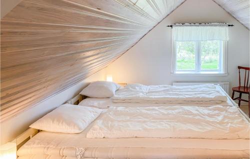 - une chambre mansardée avec 2 lits dans l'établissement Cozy Home In Edsbruk With Ethernet Internet, à Edsbruk