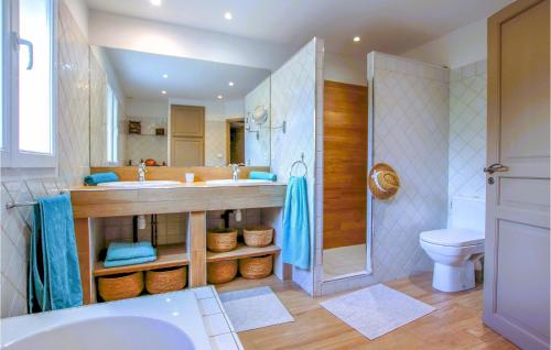 een badkamer met een bad, een wastafel en een toilet bij Nice Home In Montelimar With Wifi in Montélimar