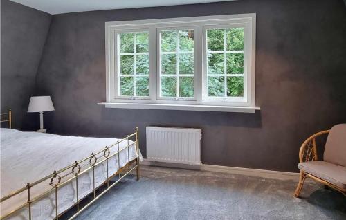 1 dormitorio con cama, ventana y silla en Nice Home In Hishult With Wifi, en Hishult