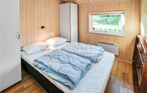 SkovbyballeにあるAmazing Home In Sydals With 3 Bedrooms, Sauna And Wifiの窓付きの部屋にベッド付きのベッドルーム1室があります。