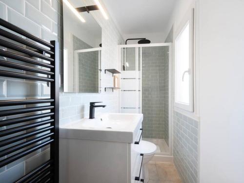 une salle de bain blanche avec un lavabo et des toilettes dans l'établissement L'Alerion Nancéien - Appt pour 2 à Nancy, à Nancy