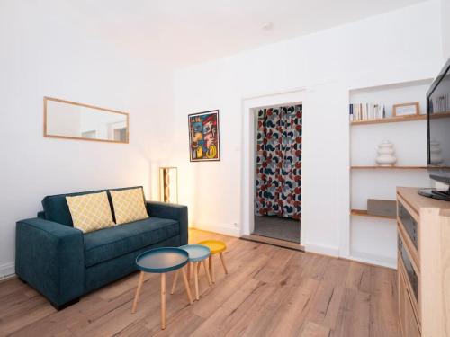 un salon avec un canapé, une table et des chaises dans l'établissement L'Alerion Nancéien - Appt pour 2 à Nancy, à Nancy