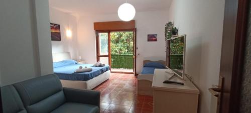 een slaapkamer met een bed, een bank en een tafel bij La Dimora del Lago in Genzano di Roma