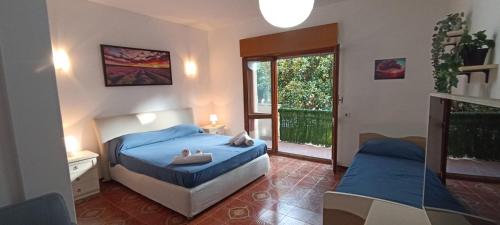 een slaapkamer met 2 aparte bedden en een raam bij La Dimora del Lago in Genzano di Roma