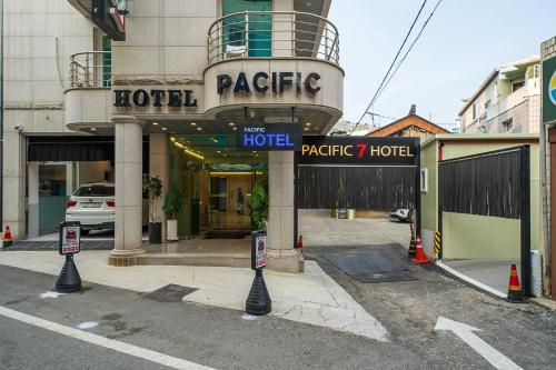 budynek hotelowy z znakiem ulicznym przed nim w obiekcie Pacific7 Hotel w mieście Pyeongtaek