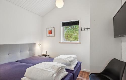 Brovstにある4 Bedroom Cozy Home In Brovstのベッドルーム1室(ベッド2台、窓付)