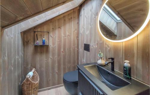 Et badeværelse på Amazing Home In Norheimsund With Wifi