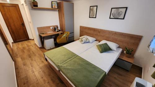 niewielka sypialnia z łóżkiem i biurkiem w obiekcie Gore Dole 