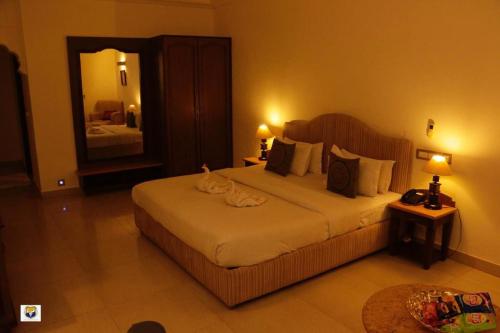 Hotel Deoki Niwas Palace tesisinde bir odada yatak veya yataklar