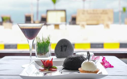 吉利特拉旺安科科莫度假酒店的桌子上摆着一盘食物和饮料