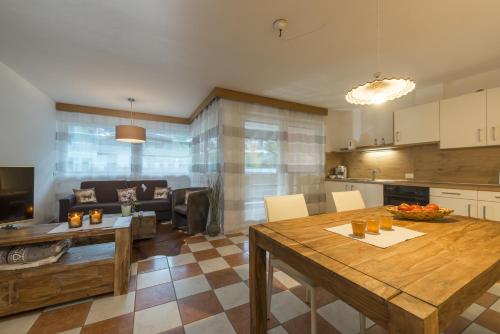 een keuken en een woonkamer met een tafel en een bank bij Apartment Sofia in Mühlbach