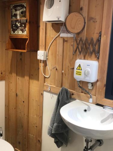 La salle de bains est pourvue de toilettes et d'un lavabo. dans l'établissement Owly 'Ouse, à Barnstaple