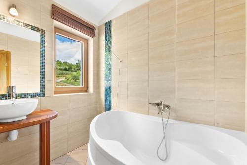布澤特的住宿－Villa Dol，带浴缸和盥洗盆的浴室