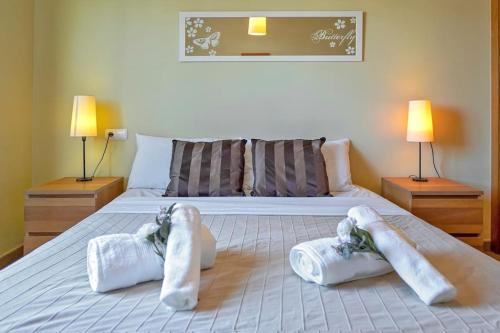 ein Schlafzimmer mit einem Bett, auf dem 2 Personen liegen in der Unterkunft 1BD apartment in lovely Tejita in Granadilla de Abona