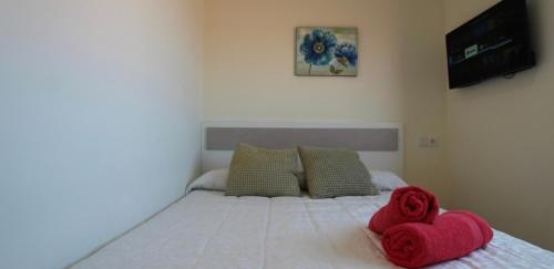 um quarto com uma cama com duas toalhas em Apartamento jardin del mar 7.5 em La Manga del Mar Menor