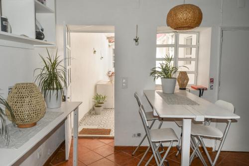 - une cuisine et une salle à manger avec une table et des chaises dans l'établissement SHARED APARTMENT WITH BRIGHT PRIVATE PATIO IN LISBOA, à Lisbonne