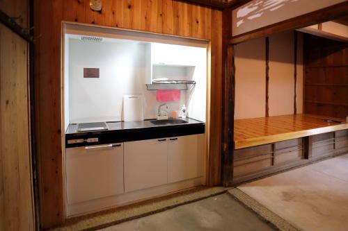 uma cozinha com um balcão e um lavatório num quarto em KINHOMARU - Vacation STAY 81323v em Shodoshima