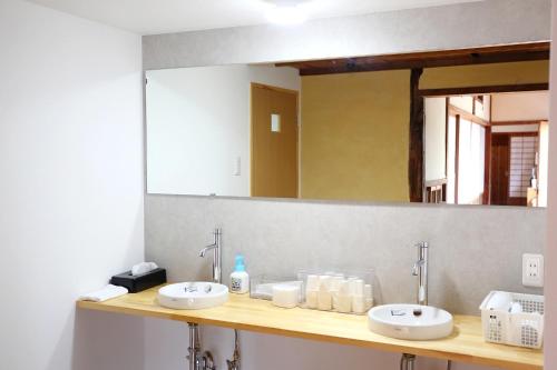 baño con 2 lavabos y espejo grande en KINHOMARU - Vacation STAY 81323v en Shodoshima