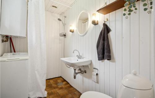 Baño blanco con lavabo y aseo en Beautiful Home In Rm With Kitchen, en Bolilmark