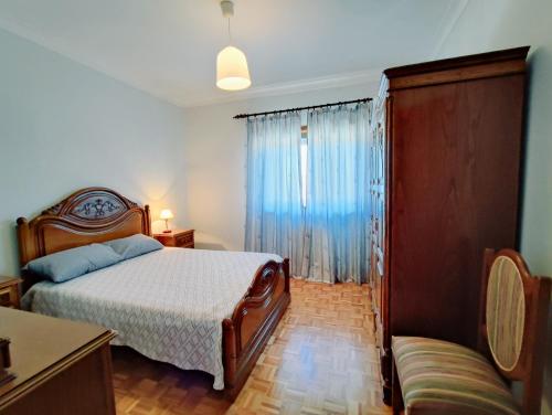 メルガソにあるApartamento do Casteloのベッドとソファのある寝室