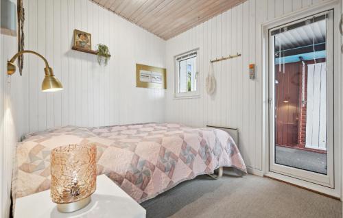 A bed or beds in a room at Beautiful Home In Aabenraa With Wifi