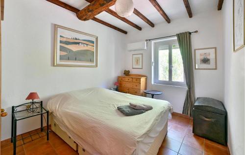 a bedroom with a large bed and a window at Nice Home In Maubec With 3 Bedrooms, Private Swimming Pool And Outdoor Swimming Pool in Maubec