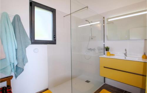 y baño con ducha acristalada y lavamanos. en Gorgeous Home In Labeaume With Kitchen, en Labeaume