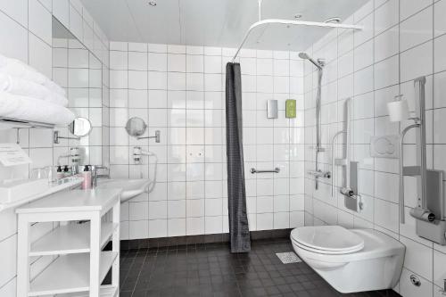 uma casa de banho com um WC, um lavatório e um chuveiro em Best Western Plus Sthlm Bromma em Estocolmo