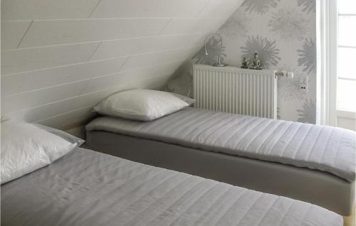 a bedroom with two twin beds in a room at Gorgeous Apartment In Lang With House A Panoramic View in Langå