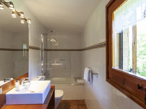 ein Bad mit einem Waschbecken, einer Dusche und einem WC in der Unterkunft Cal Colom in Puigreig