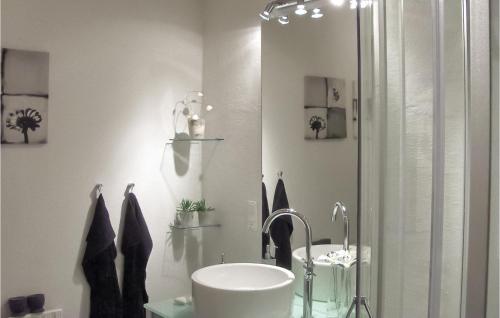 bagno con lavandino, doccia e specchio di Gorgeous Apartment In Lang With House A Panoramic View a Langå