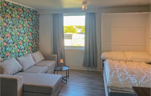 uma sala de estar com um sofá, uma cama e uma janela em Beautiful Apartment In Tisleidalen With House A Mountain View em Golsfjellet