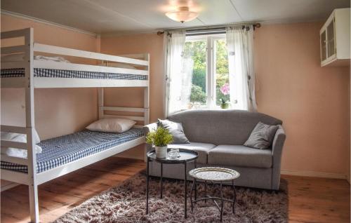 ein Wohnzimmer mit einem Sofa und Etagenbetten in der Unterkunft Cozy Home In Vissefjrda With House A Panoramic View in Vissefjärda