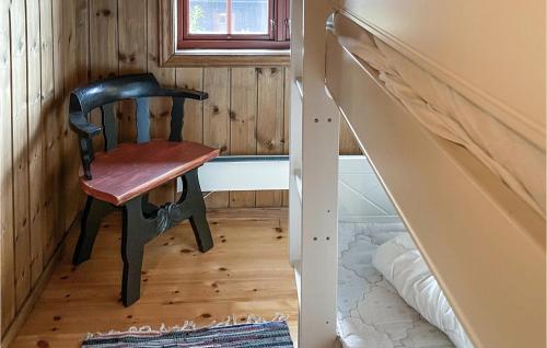 Habitación con silla y litera en Awesome Home In Rauland With Kitchen, en Rauland