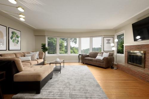 Large 3BR House w Free Parking in North Vancouver