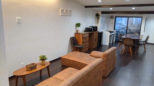 sala de estar con sofá y mesa en Sakura Maru - Vacation STAY 60356v en Takayama