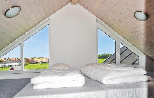 ロッケンにあるLovely Home In Lkken With Wifiの大きな窓付きの客室で、白いベッド2台が備わります。