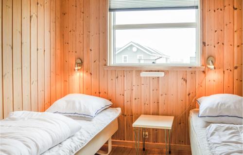ロッケンにあるAmazing Home In Lkken With Saunaの窓付きの部屋 ベッド2台