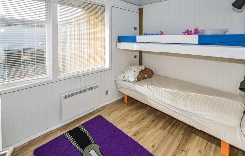 Pokój z łóżkiem piętrowym i fioletowym dywanem w obiekcie 2 Bedroom Beautiful Home In Pandrup w mieście Rødhus