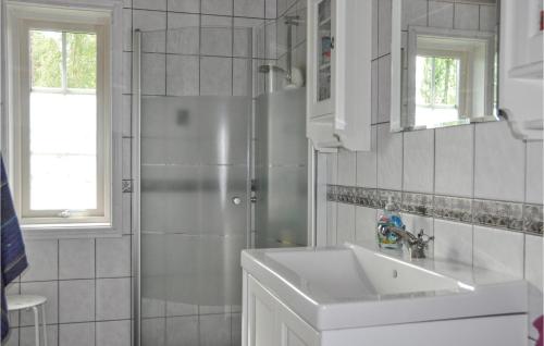 Et badeværelse på Nice Home In Gunnarskog With Lake View