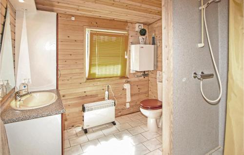 y baño con aseo y lavamanos. en Stunning Home In Frvang With 3 Bedrooms, en Brårup