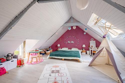 Postel nebo postele na pokoji v ubytování Le Cyan - Charmante maison à la campagne