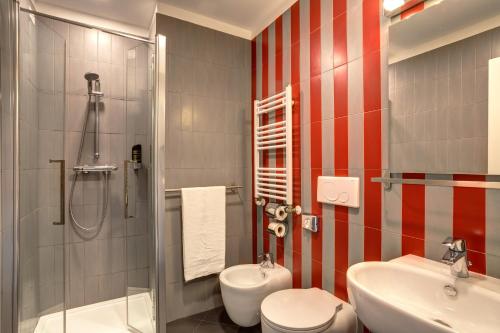 a bathroom with a toilet and a sink and a shower at MEININGER Roma Termini in Rome